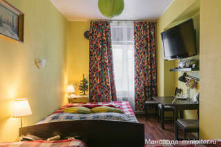 Гостевой дом Мансарда Санкт-Петербург Бюджетный семейный 4-х местный номер с общей ванной комнатой-1