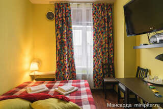 Гостевой дом Мансарда Санкт-Петербург Бюджетный семейный 4-х местный номер с общей ванной комнатой-4