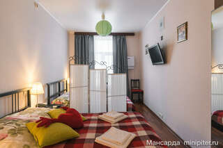 Гостевой дом Мансарда Санкт-Петербург Семейная комната "Эконом" класса для 4-х взрослых с общей ванной комнатой-2