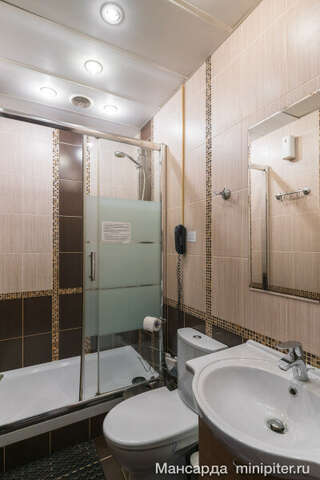 Гостевой дом Мансарда Санкт-Петербург Семейная комната "Эконом" класса для 4-х взрослых с общей ванной комнатой-9