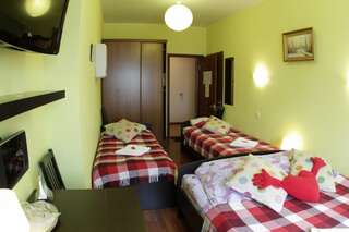 Гостевой дом Мансарда Санкт-Петербург Бюджетный семейный 4-х местный номер с общей ванной комнатой-2