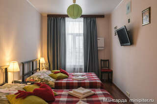 Гостевой дом Мансарда Санкт-Петербург Семейная комната "Эконом" класса для 4-х взрослых с общей ванной комнатой-1